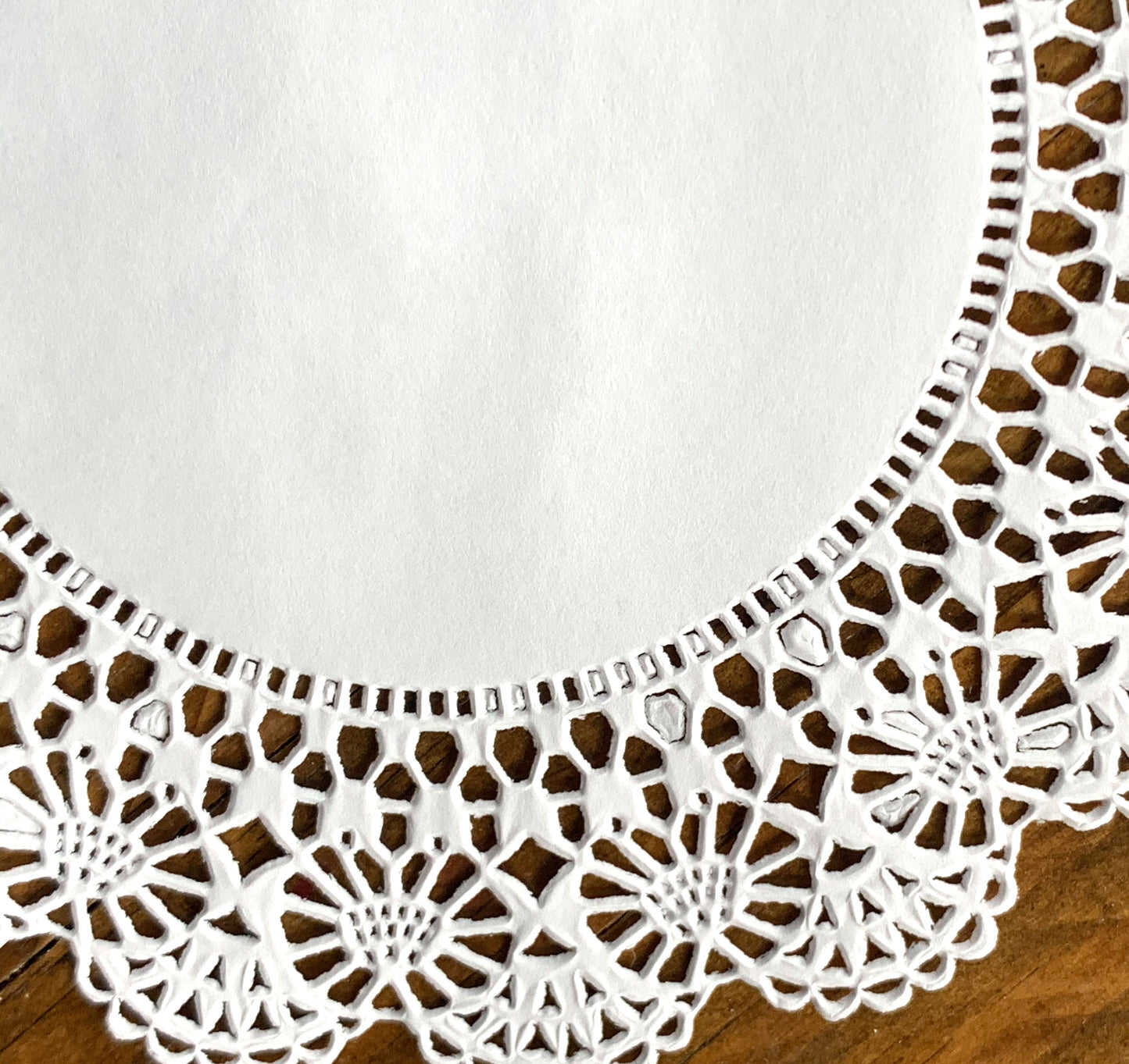 Doilies - 30 Spitzenuntersetzer für Muffins & Törtchen mit hübschen Design
