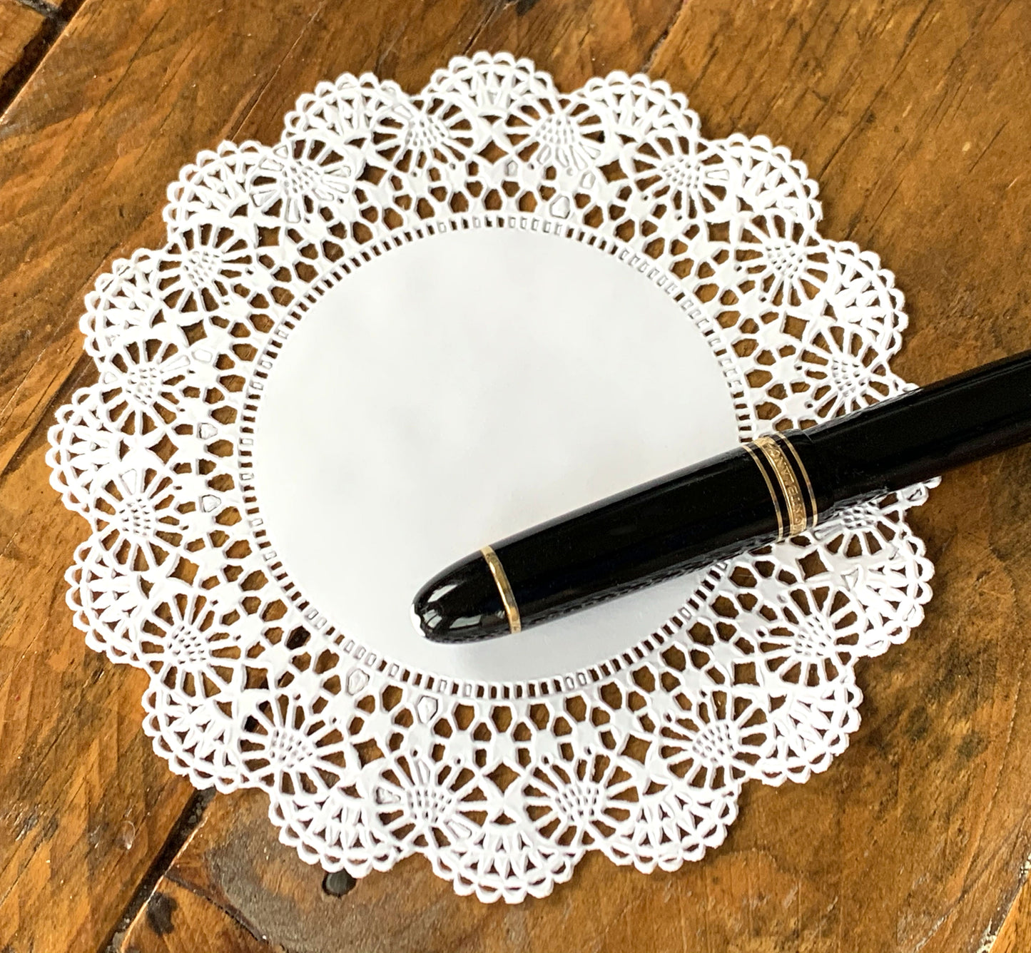 Doilies - 30 Spitzenuntersetzer für Muffins & Törtchen mit hübschen Design